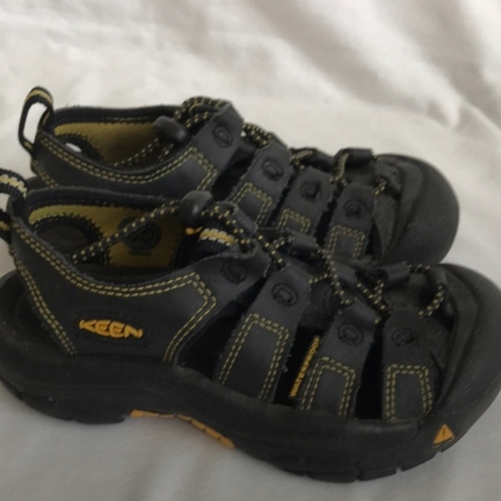 KEEN  Newport H2 black and yellow sandal size 12 Toddler- bungee pull-EUC/SFH